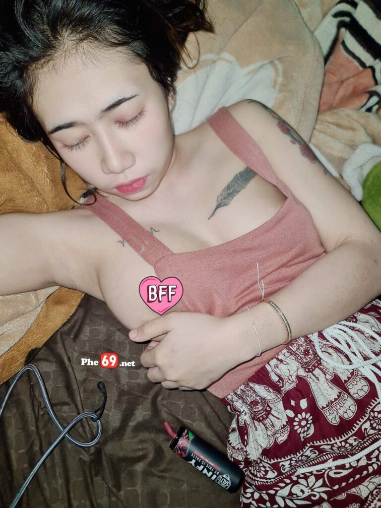 Gái loli xăm mình idol tiktok đụ 2 lỗ với dương vật giả - Hình 02